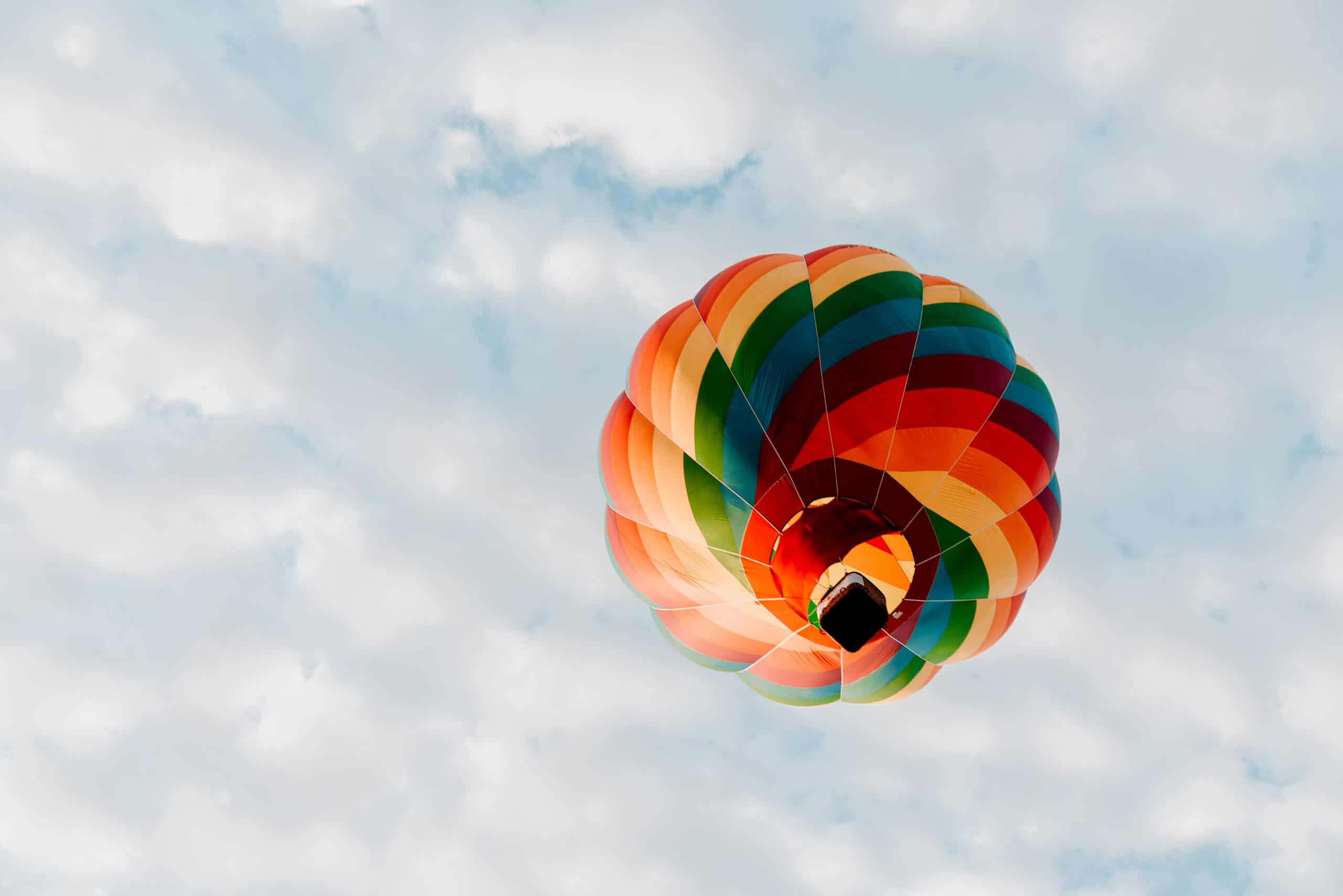 kolorowy balon na gorące powietrze na niebie