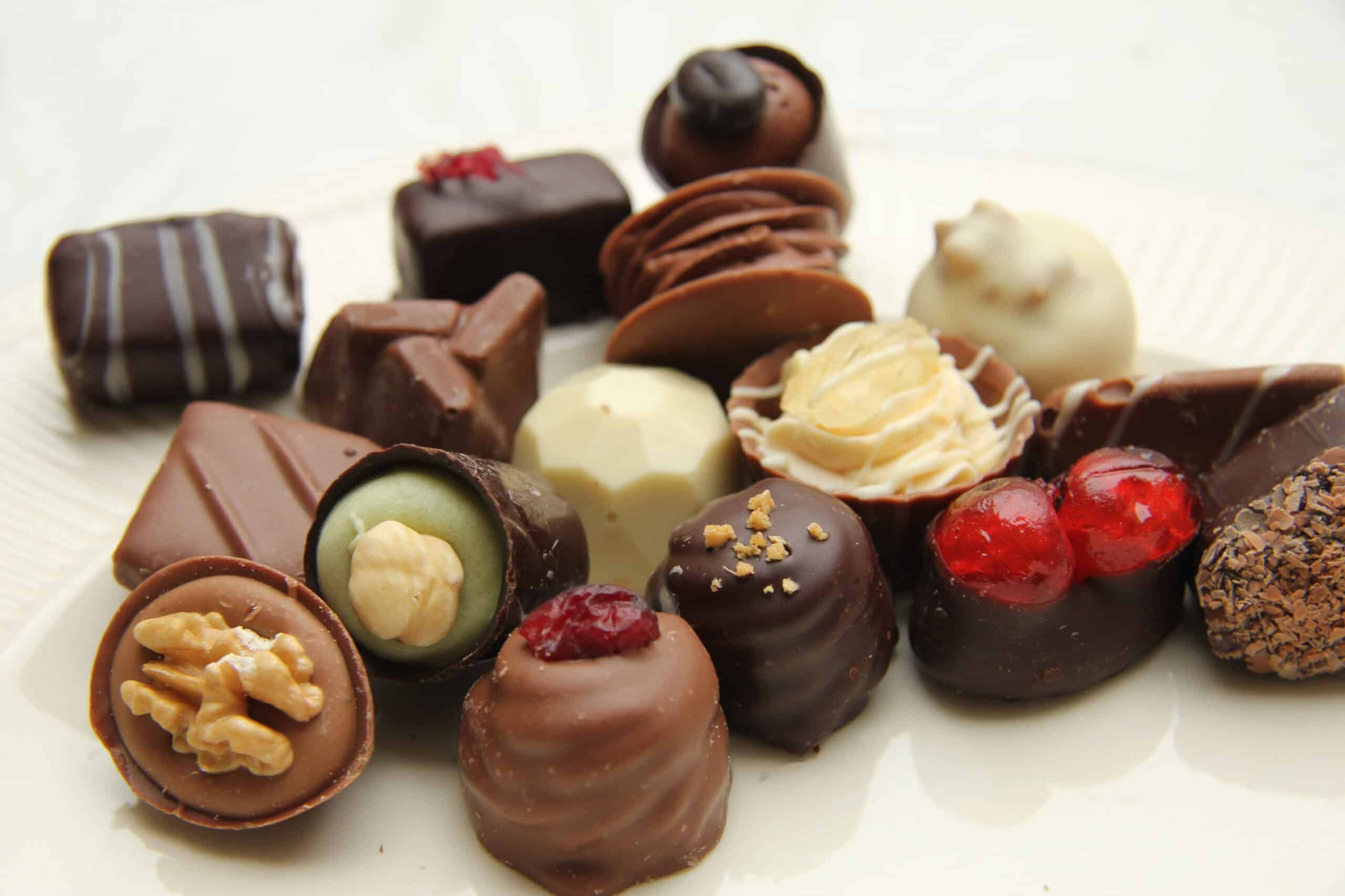 różnorodne praliny z belgijskiej czekolady z dodatkami
