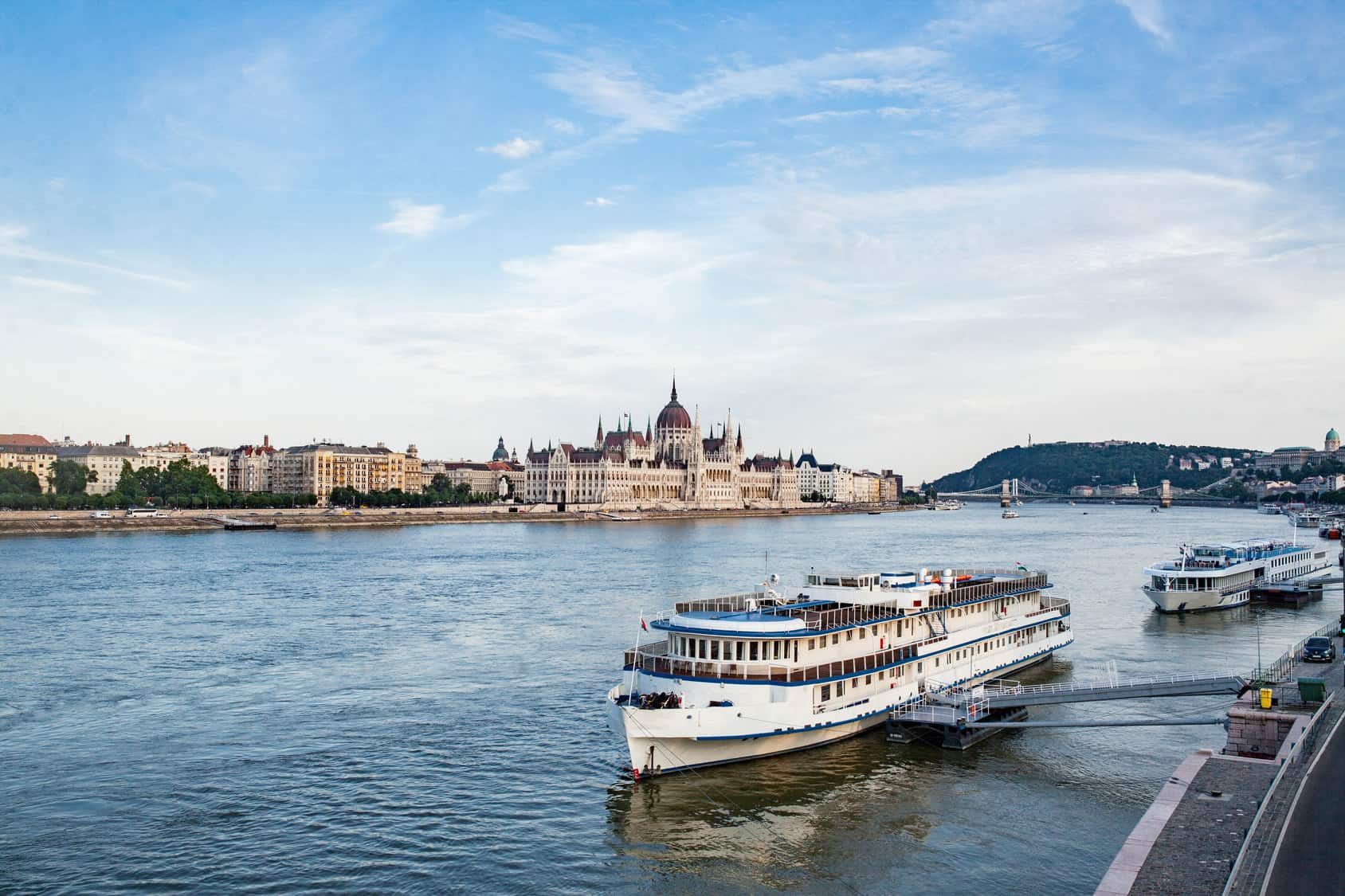 statki przycumowane na Dunaju w Budapeszcie