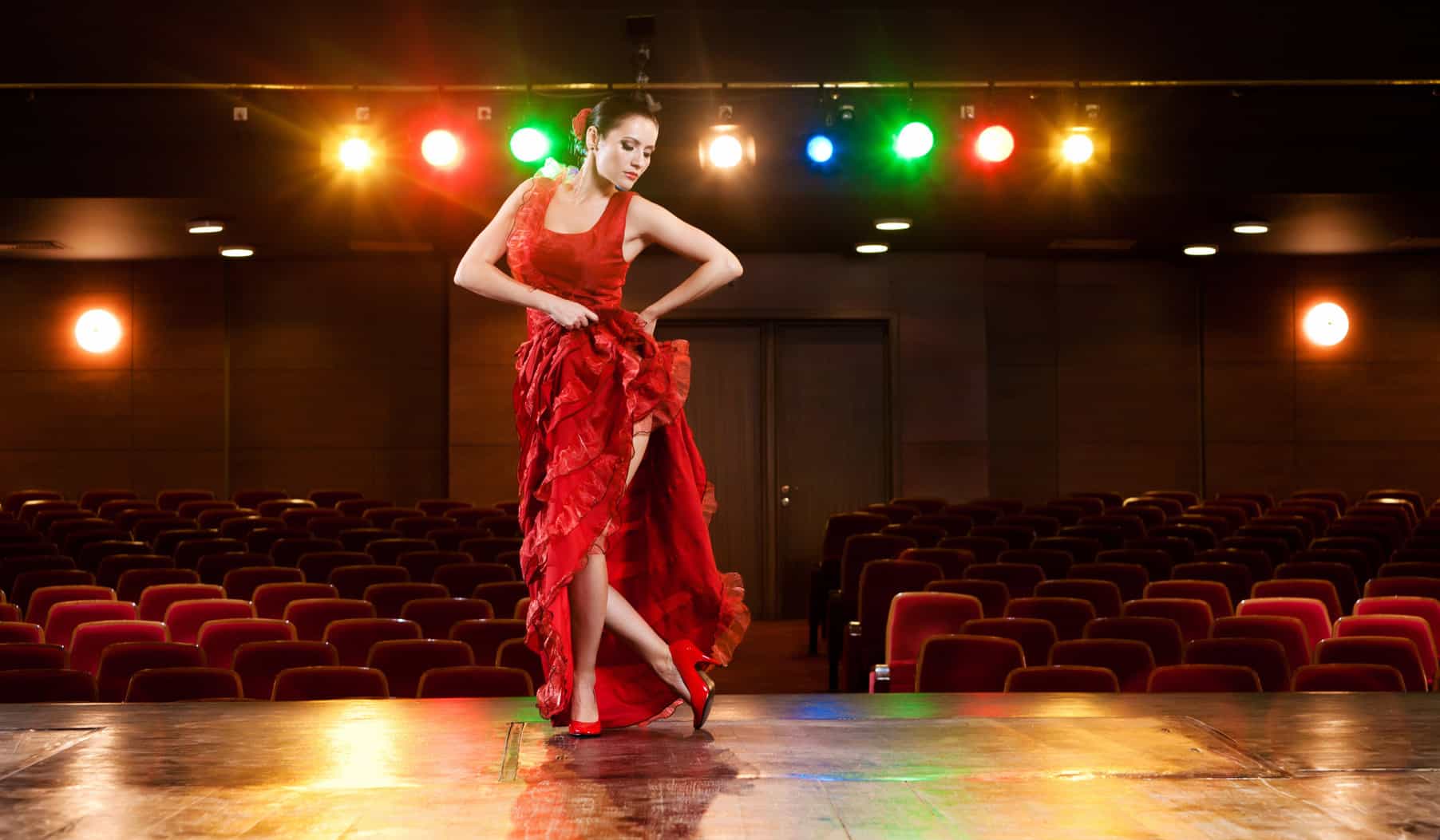 tancerka flamenco w czerwonej sukni na scenie