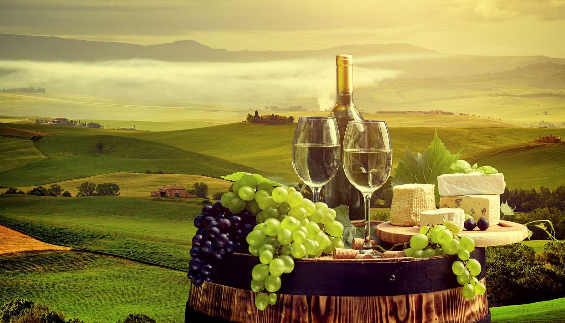 toskańskie wino, owoce i sery z krajobrazem w tle
