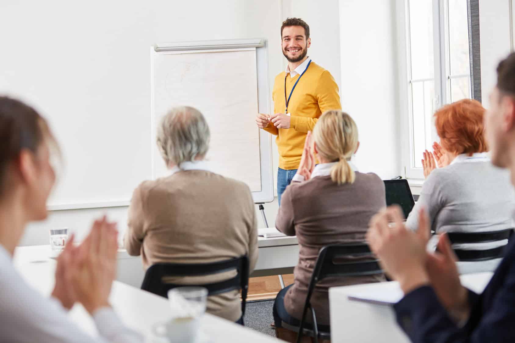 trener prowadzący szkolenie dla pracowników