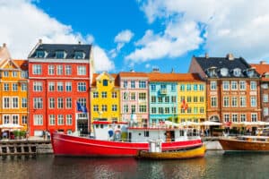 kolorowe kamienice nad kanałem w dzielnicy Nyhavn
