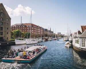 łódź pasażerska płynąca przez Kopenhagę