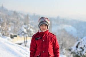dziecko na górskim szlaku w zimowych warunkach