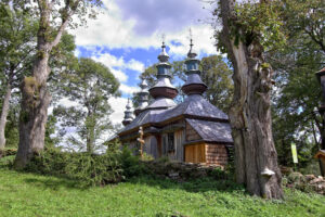 widok na cerkiew prawosławną w Komańczy